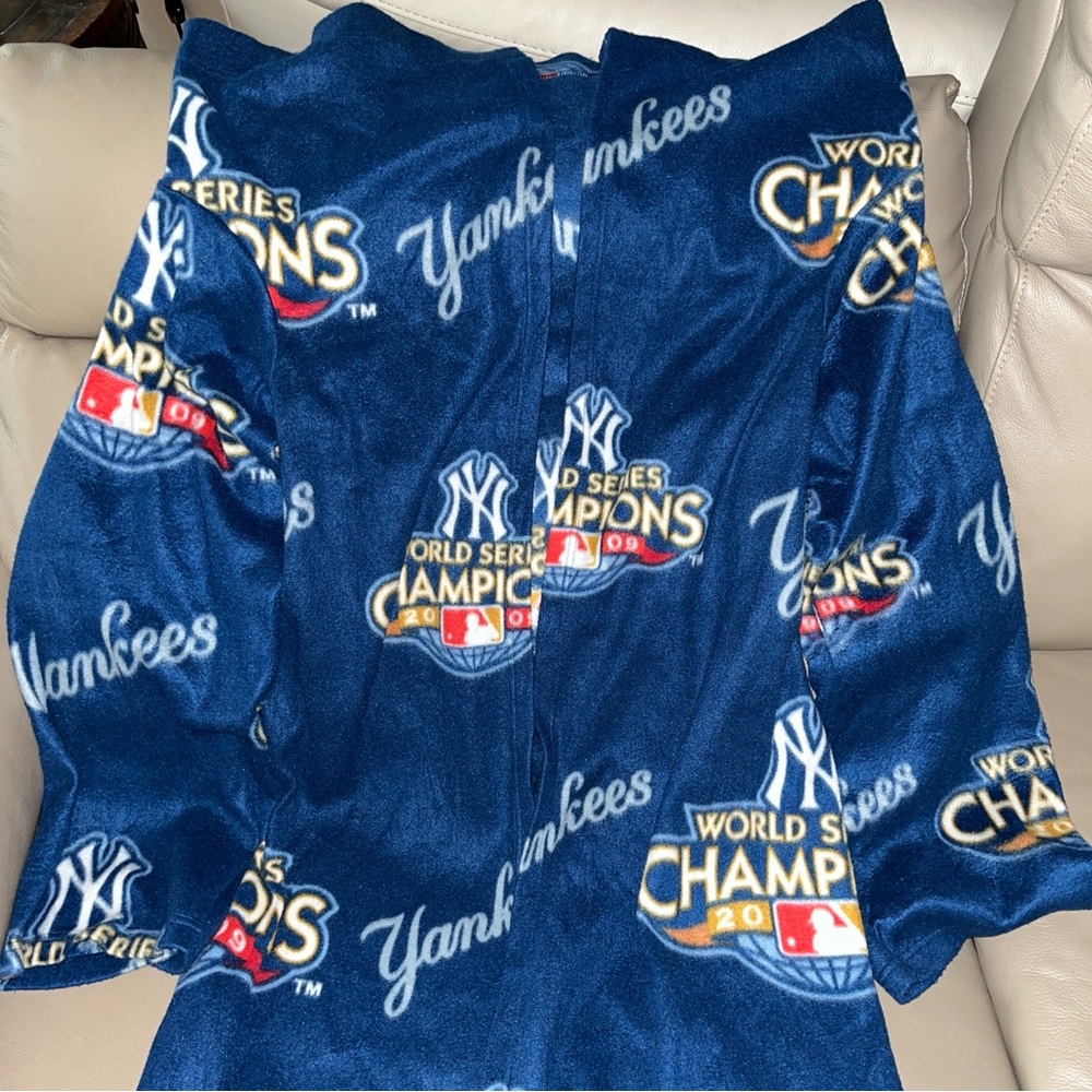 NY YANKEES 2009 World Series Champions Blue Fleece Blanket/Robe w sleeves OS Vtg